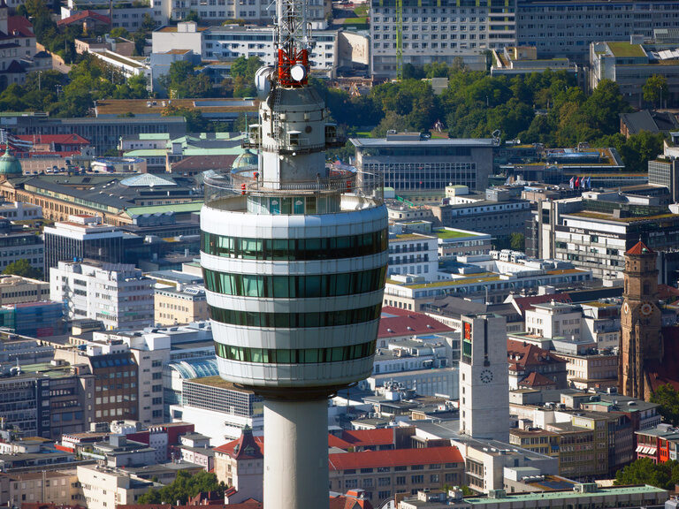 Ein weitläufiger Blick über Stuttgart von der Spitze des Fernsehturms.
