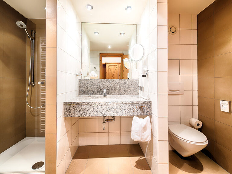 Mordernes und geräumiges in einem Hotelzimmer des Hotel Landhaus Feckl in Ehningen
