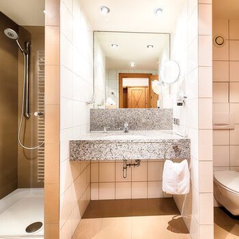 Mordernes und geräumiges in einem Hotelzimmer des Hotel Landhaus Feckl in Ehningen