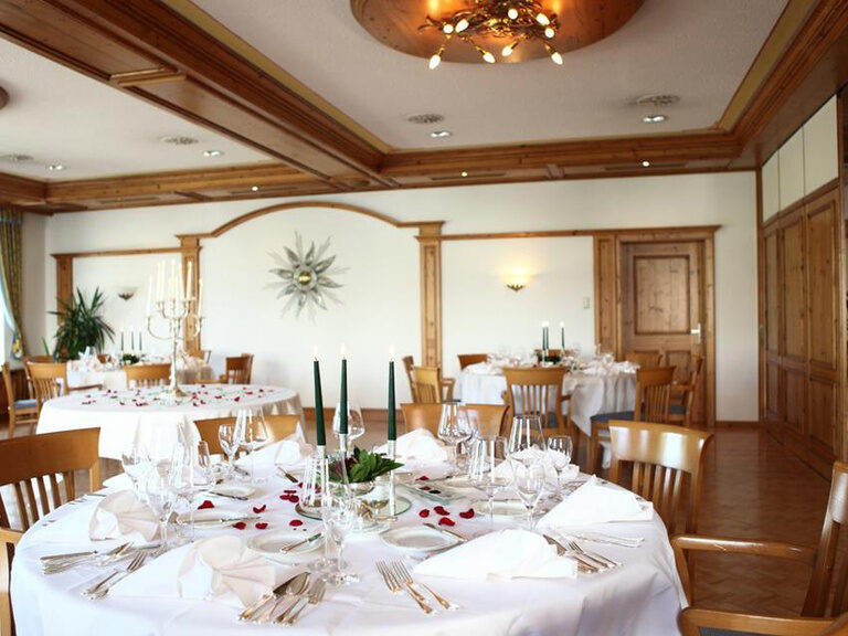 Der festliche Bankettsaal im Landhotel Feckl bei Böblingen, perfekt für Hochzeitsfeiern oder Probedinner.