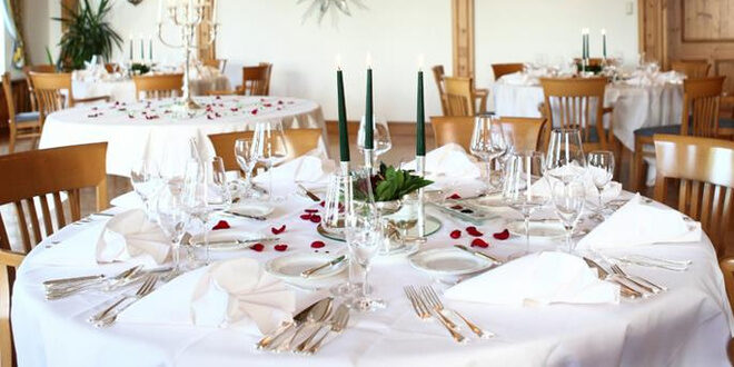 Der festliche Bankettsaal im Landhotel Feckl bei Böblingen, perfekt für Hochzeitsfeiern oder Probedinner.