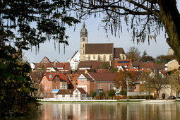 Ein ruhiges Gewässer mit Spiegelungen in der Nähe der Stadt Böblingen.