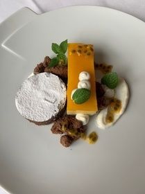 Joghurt-Passionsfrucht-Schnitte mit Schokoladen Brownie