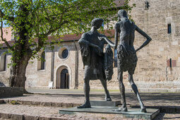 Mann und Bettler (der Heilige Martin beim teilen des Umhangs) als Bronzeskulptur auf dem Stadtplatz von Sindelfingen.