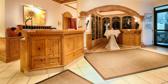 Der einladende Empfangsbereich im Holzdesign des Landhaus Feckl.