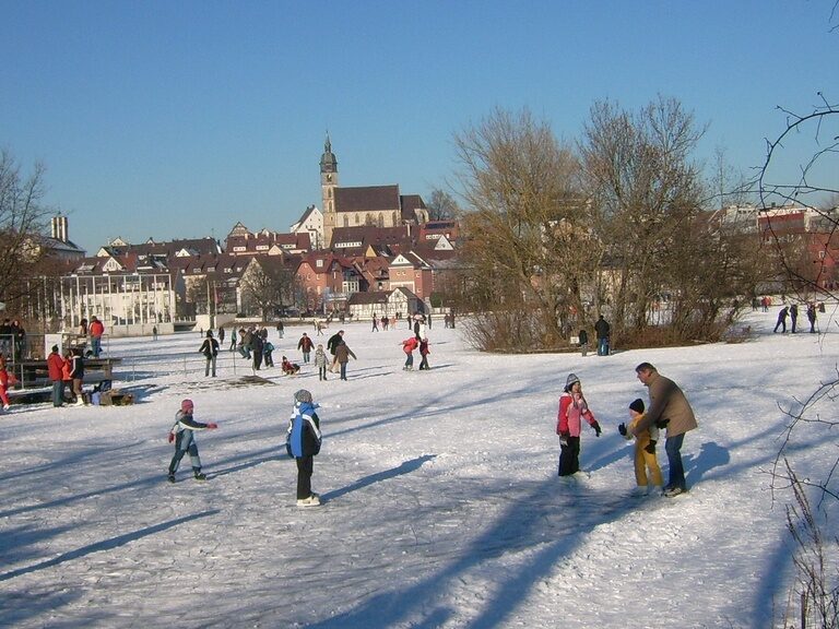 Eine Wintergruppe genießt Freizeitaktivitäten im Schnee in der Nähe von Böblingen.