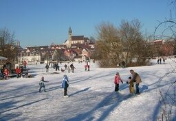 Eine Wintergruppe genießt Freizeitaktivitäten im Schnee in der Nähe von Böblingen.