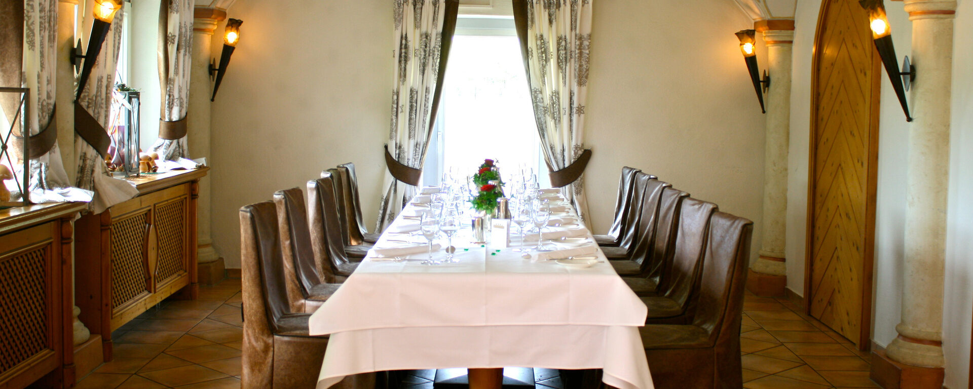 Das elegante Esszimmer im Landhausstil mit einem gedeckten Tisch und Stühlen.