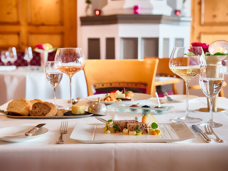 Ein eleganter Tisch im Michelin-Guide-Restaurant Landhaus Feckl bei Stuttgart.