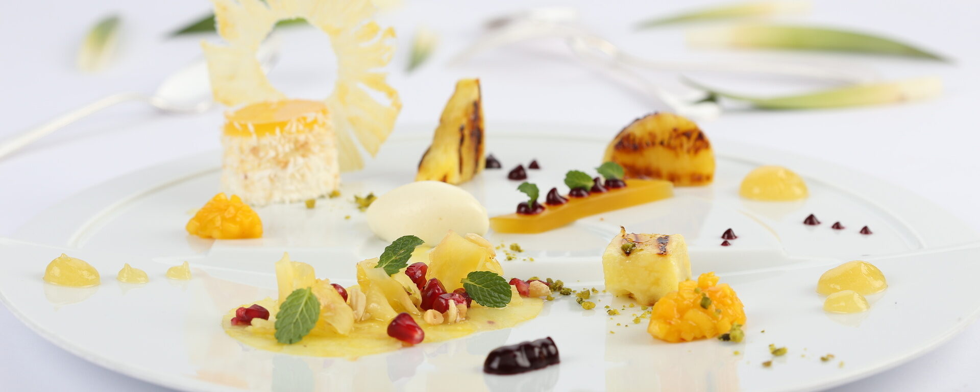 Ein kunstvoll angerichtetes Dessert im Sternerestaurant des Landhaus Feckl bei Böblingen.
