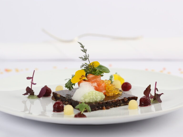 Eine himmlische Süßspeise mit feinen Beeren im Sternerestaurant Stuttgart - Landhaus Feckl.