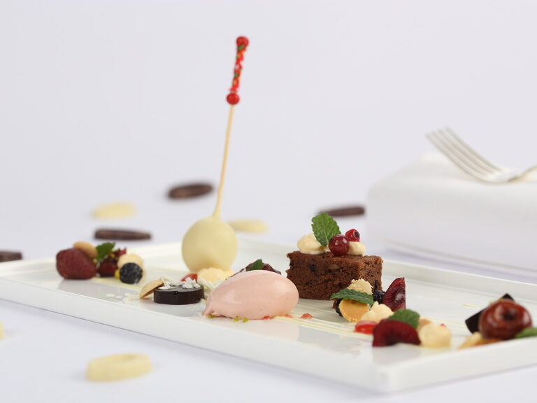 Ein Gourmet-Dessert auf einem weißen Teller im Restaurant Landhaus Feckl bei Stuttgart.