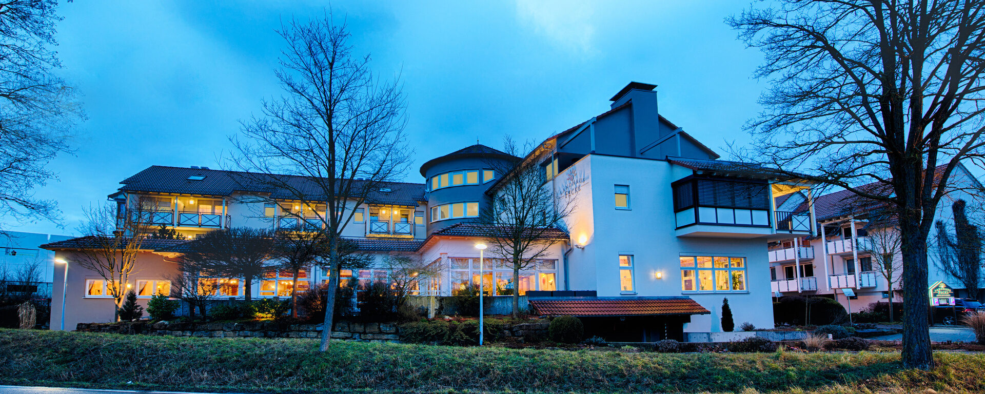 Abendliche Außenansicht des Sternerestaurants Landhaus Feckl bei Stuttgart.
