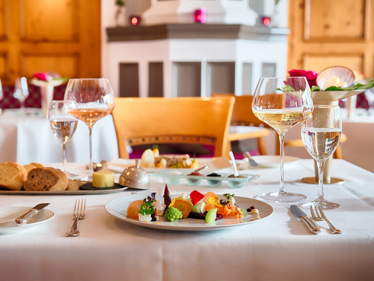 Ein geschmackvoll arrangierte Gerichte mit luxuriösem Tafelgeschirr und erstklassigem Weinservice im Sternerestaurant bei Stuttgart.