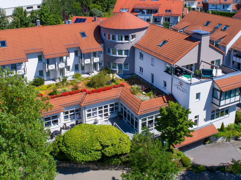 Aussenaufnahme im Sommer des Landhaus Feckl mit begrünten Innenhof bei Böblingen.