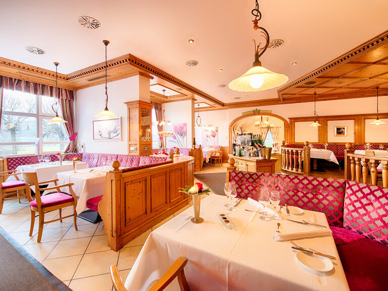 Das helle Restaurant mit sorgfältig arrangierten Tischen und gemütlichen Sitzbereichen.
