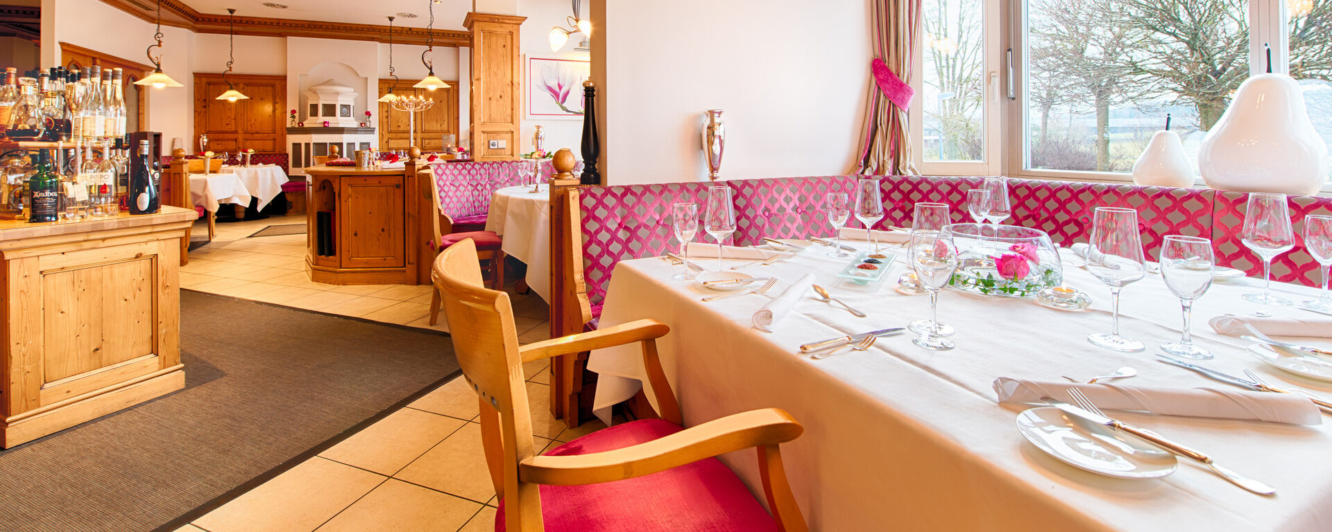 Im hellen Restaurantbereich des Landhaus Feckl bei Böblingen, im ländlichen Einrichtungsstil lassen sich Gourmet Speisen genießen.