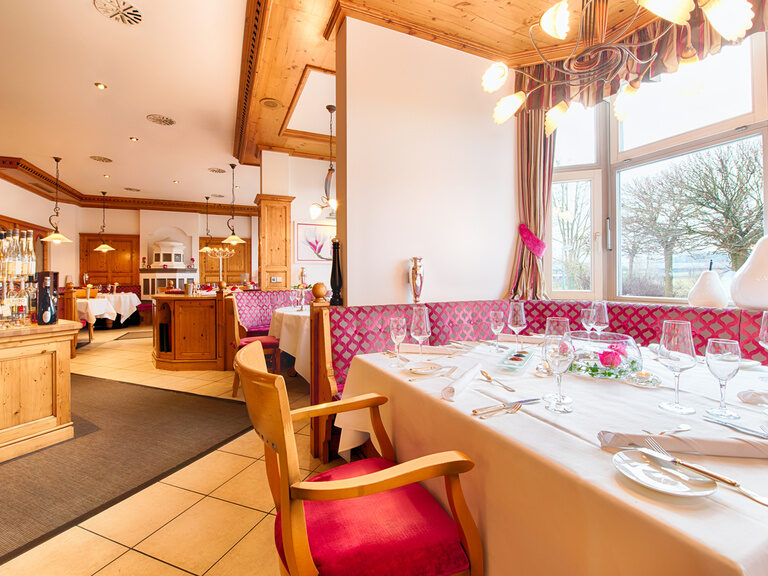 Im gemütliche und hellen Restaurantbereich des Landhaus Feckl bei Böblingen, im ländlichen Einrichtungsstil lassen sich Gourmet Speisen genießen.