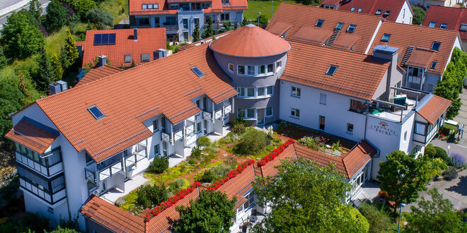 Die Vogelperspektive auf das Landhaus Feckl im Sommer in Ehningen.