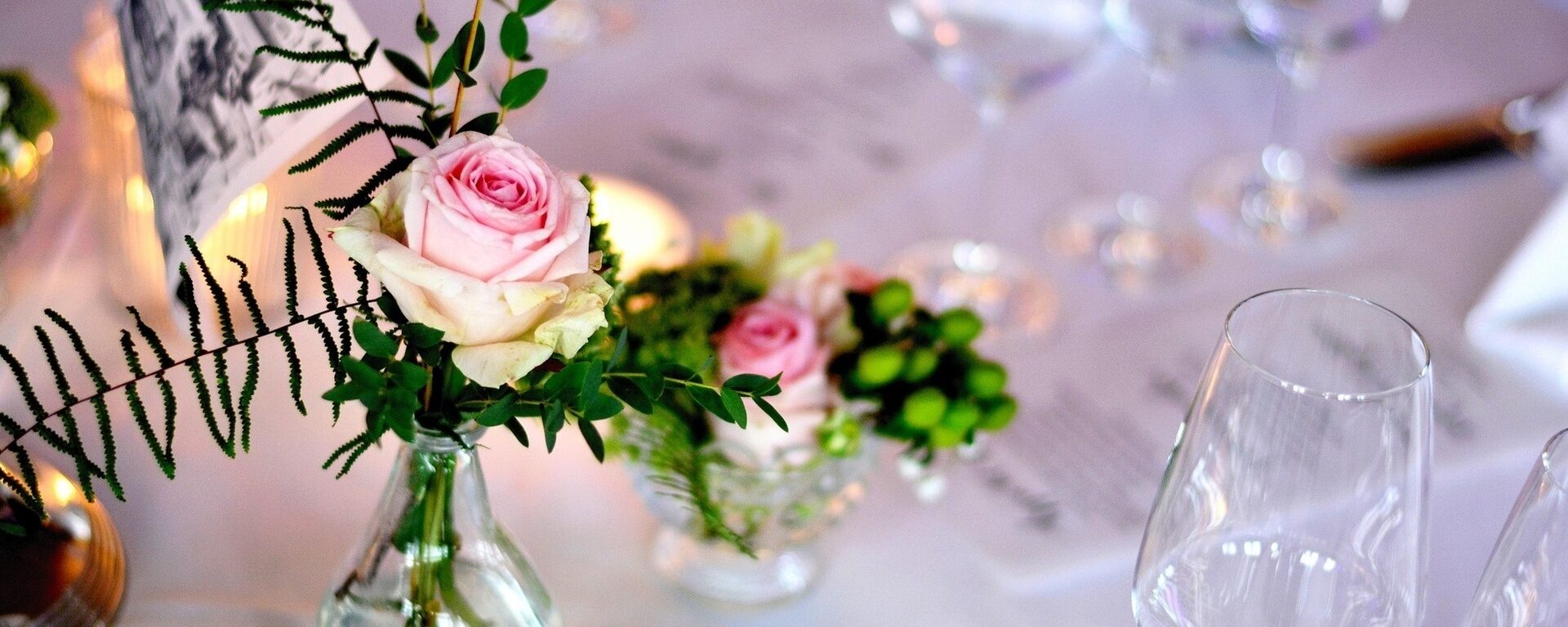 Ein elegantes Blumengesteck und Kerzen schmücken den Tisch im Sternerestaurant Feckl bei Stuttgart.