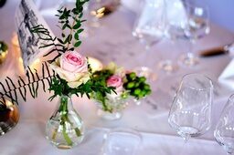 Ein elegantes Blumengesteck und Kerzen schmücken den Tisch im Sternerestaurant Feckl bei Stuttgart.