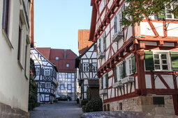 Charmante Altbauten in einer malerischen Gasse in Sindelfingen.