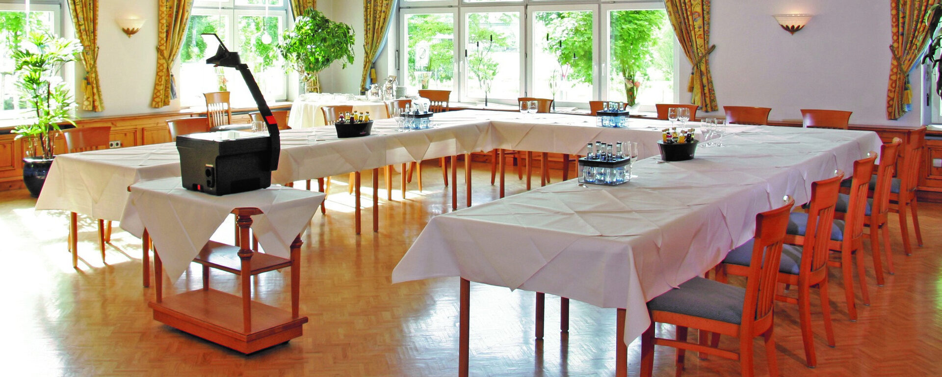 Der helle und einladende Konferenzraum in der Nähe von Stuttgart, ausgestattet mit modernen Stühlen und Tischen.
