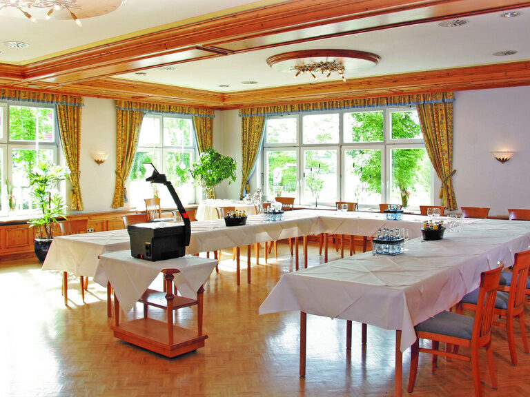 Der helle und einladende Konferenzraum in der Nähe von Stuttgart, ausgestattet mit modernen Stühlen und Tischen.