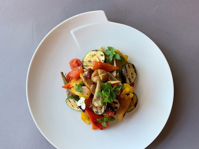 Ein weißer Teller mit Pasta und Gemüse im Sterne-Restaurant Landhaus Feckl bei Stuttgart.
